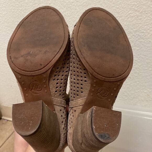 Lucky Brand Larise Laser Cut Suede Peep Toe Ankle Boots Size 6 - Picture 8 of 8